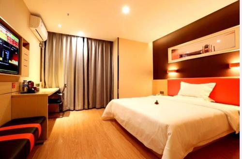 Habitación de hotel con cama y TV en 7Days Premium Guang'an Chaoyang Avenue Branch, en Guang'an