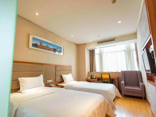 Tempat tidur dalam kamar di 7Days Premium Chongqing Qibo Center Jintong Road Light-Railway Station Branch