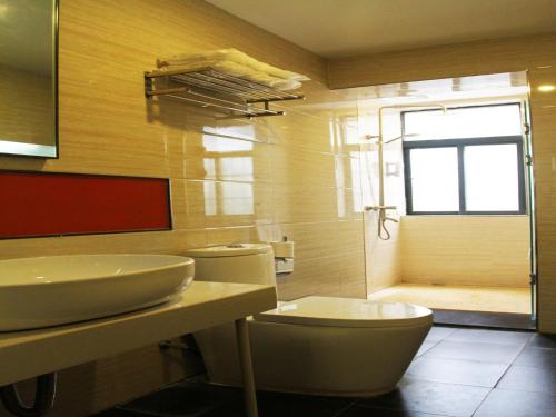 Ett badrum på 7Days Premium Xi'an Lantian Lanxin Road Branch