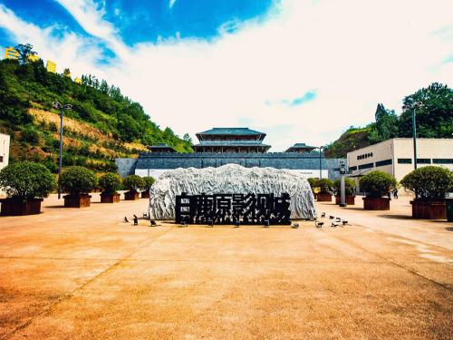 a group of birds in a parking lot with a tent at 7Days Premium Xi'an Lantian Lanxin Road Branch in Xi'an