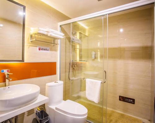 Et badeværelse på 7Days Premium Yantai Penglai New Bus Station Branch