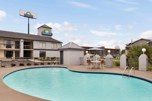 Kolam renang di atau dekat dengan Days Inn by Wyndham Rock Hill
