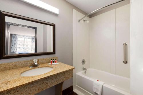 Bilik mandi di Days Inn by Wyndham Rock Hill