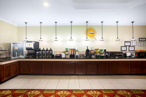 a bar in a restaurant with a counter at La Quinta by Wyndham Columbus TX in Columbus