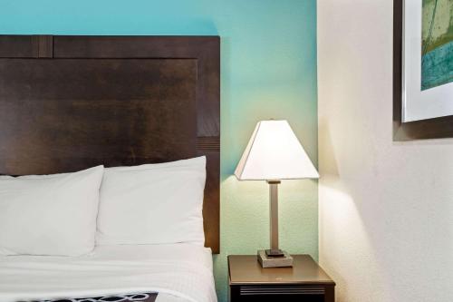 Ένα ή περισσότερα κρεβάτια σε δωμάτιο στο La Quinta by Wyndham PCB Pier Park area