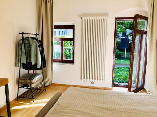 ein Schlafzimmer mit einem Bett und einer Glasschiebetür in der Unterkunft Ferienwohnungen mit Terrasse in Zwingernähe - Hilger Rentals in Dresden