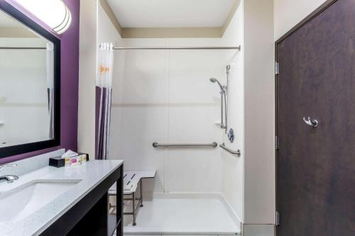a bathroom with a tub and a shower and a sink at La Quinta by Wyndham Colorado City in Colorado City