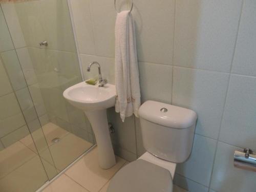 uma casa de banho com um WC, um lavatório e um chuveiro em Suíte 3 com wifi a 4 min da praia em Caraguatatuba em Caraguatatuba