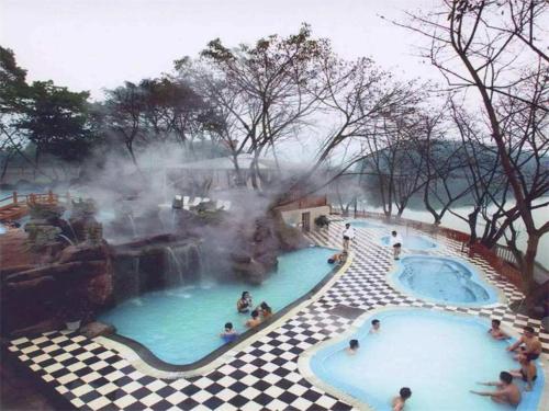 Výhled na bazén z ubytování 7Days Premium Chongqing Dazu Shike XIncheng Branch nebo okolí