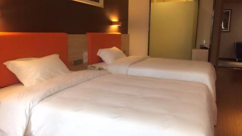 A bed or beds in a room at 7Days Premium Chongqing Dazu Shike XIncheng Branch