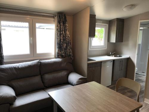 Ruang duduk di Bungalows y Mobil Homes Camping Regio