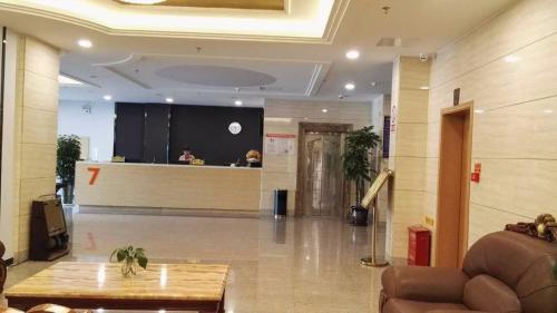 um átrio de um edifício com recepção em 7Days Premium Yi'ning Shanghaicheng Branch em Kipekyüzi