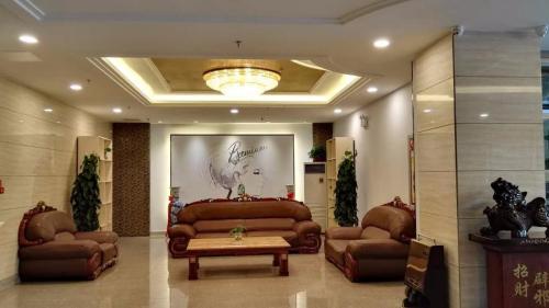 a lobby with couches and a table and a painting at 7Days Premium Yi'ning Shanghaicheng Branch in Kipekyüzi