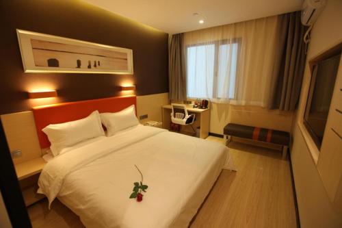 A bed or beds in a room at 7Days Premium Harbin Xuefu Road Branch