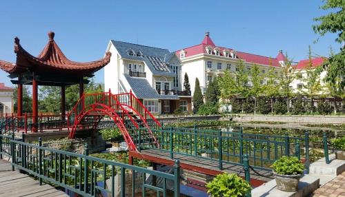 een speeltuin in een park met een achtbaan bij 7Days Premium Beidaihe Dove Nest Park Branch in Qinhuangdao