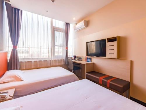 Tempat tidur dalam kamar di 7Days Premium Beijing Happy Valley Wangsiyingqiao Branch
