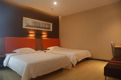 zwei Betten in einem Hotelzimmer mit in der Unterkunft 7Days Premium Shijiazhuang Jianhua South Avenue South Second Ring Branch in Shijiazhuang