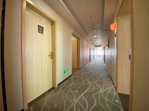 a corridor of a hallway with a corridorngthngthngthngthngthngthngth at 7Days Premium Yichang Gezhouba Branch in Yichang