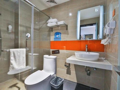 A bathroom at 7Days Premium Beijing Majuqiao Liandong U Valley Branch