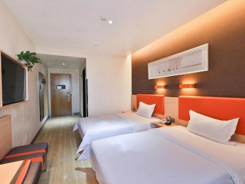 A bed or beds in a room at 7Days Premium Beijing Majuqiao Liandong U Valley Branch