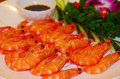 um prato de comida com camarão e molho em 7Days Premium Chengdu Global Center New Exhibition Branch em Chengdu