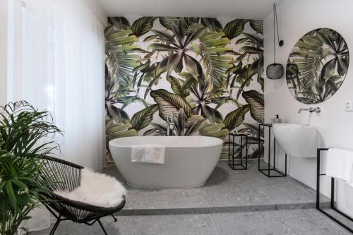 布爾諾的住宿－Great Chill Boutique Apartments #11 by Goodnite cz，一间带大浴缸和水槽的浴室