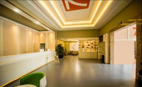 Televisyen dan/atau pusat hiburan di 7Days Premium Kunming University Town Subway Station Branch