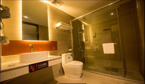 Bilik mandi di 7Days Premium Kunming University Town Subway Station Branch