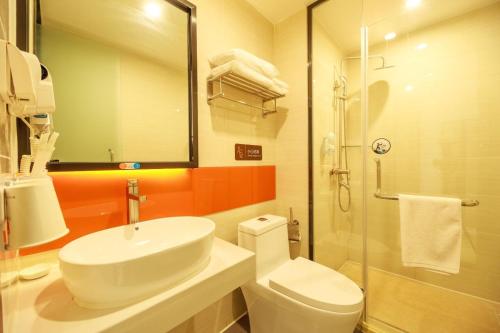 Ванна кімната в 7Days Premium Chengdu East Railway Station Subway Station Branch