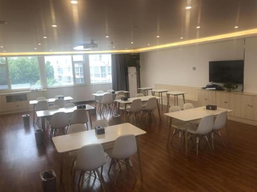 TV a/nebo společenská místnost v ubytování 7Days Premium Zibo Huantai Xinyu Building Branch