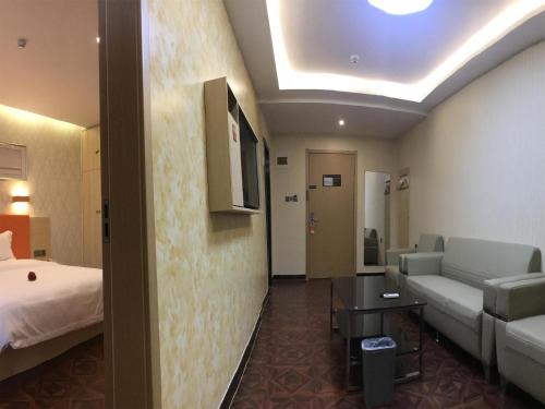 Postel nebo postele na pokoji v ubytování 7Days Premium Zibo Huantai Xinyu Building Branch