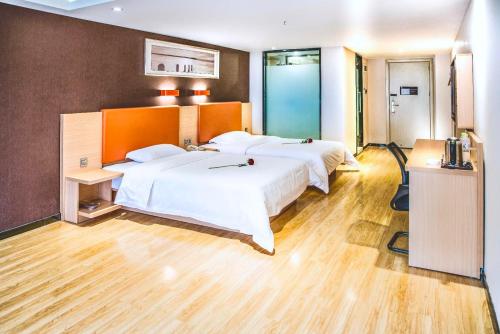 Llit o llits en una habitació de 7Days Premium Chongqing Jiangbei International Airport Lushan Light Rail Station Branch