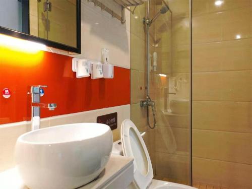 ein Bad mit einem Waschbecken, einer Dusche und einem WC in der Unterkunft 7Days Premium Yichang CBD Business Center Branch in Yichang