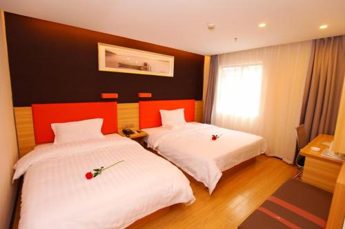En eller flere senge i et værelse på 7Days Premium Yichang CBD Business Center Branch