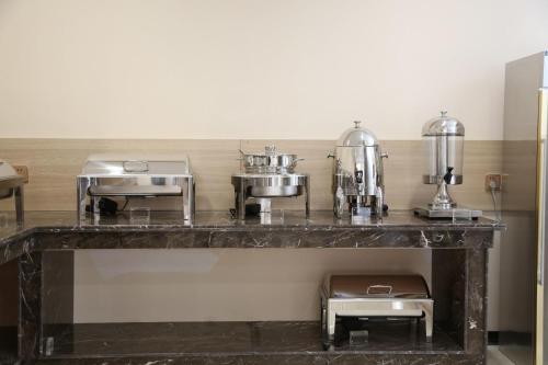 a counter with several appliances on top of it at 7Days Premium Yancheng Dafeng Zhongjiao Meilucheng Branch in Yancheng