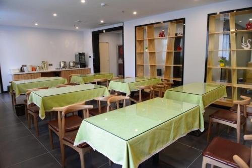 ห้องอาหารหรือที่รับประทานอาหารของ 7Days Premium Luoyang Peony Park Shanghai Market Branch