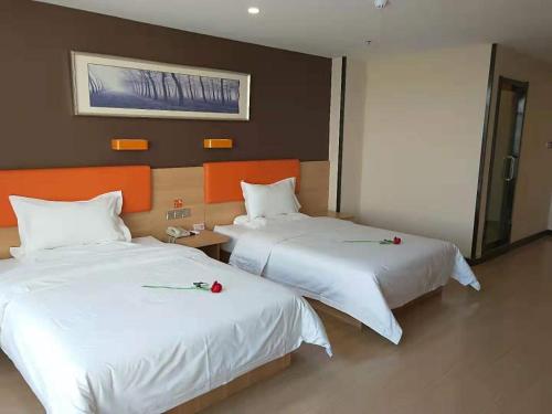 Llit o llits en una habitació de 7Days Premium Heihe Nenjiang County Keyun Station Branch