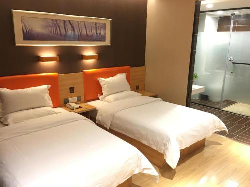 7Days Premium Anyang Tangyin Yuefei Temple Branch tesisinde bir odada yatak veya yataklar