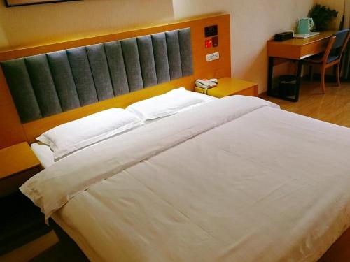 7Days Premium Shiyan Renmin Road Sanyan Coach Station Branch tesisinde bir odada yatak veya yataklar