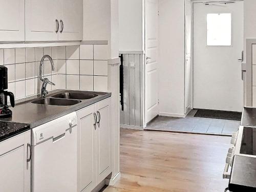 een keuken met witte kasten en een wastafel bij 10 person holiday home in S LEN in Sälen