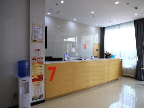 Lobi atau kawasan kaunter penerimaan di 7Days Premium Qingzhou Development Zone Wanlong Shopping Center Branch