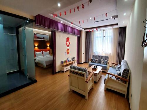 Katil atau katil-katil dalam bilik di 7Days Premium Qingzhou Development Zone Wanlong Shopping Center Branch