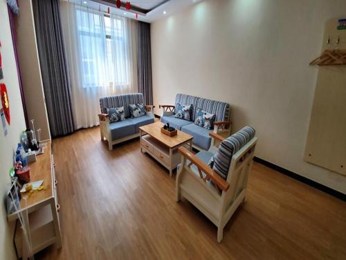 Ruang duduk di 7Days Premium Qingzhou Development Zone Wanlong Shopping Center Branch