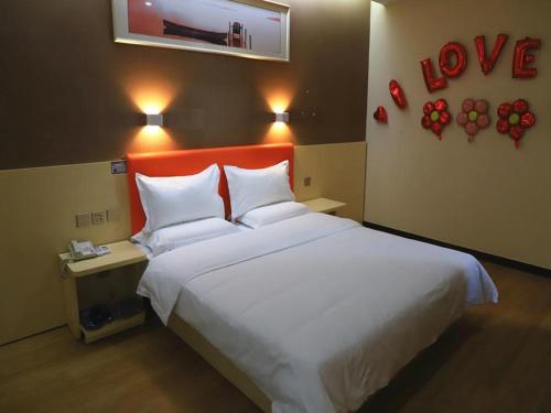 Katil atau katil-katil dalam bilik di 7Days Premium Qingzhou Development Zone Wanlong Shopping Center Branch