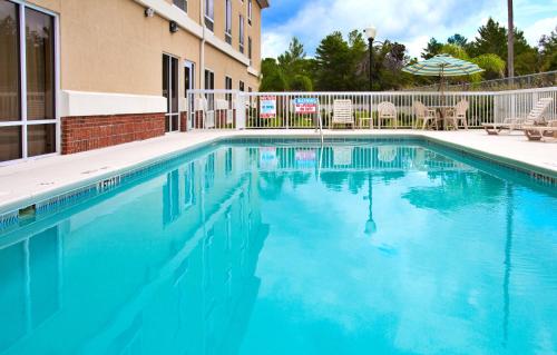Swimming pool sa o malapit sa Holiday Inn Express - Spring Hill FLORIDA, an IHG Hotel
