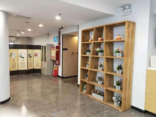 una stanza con scaffali con piante in vaso di 7Days Premium Qingdao Xianggang Middle Road Zhiqun Road Subway Station Branch a Qingdao