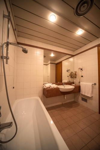 Bilik mandi di Hotel Ristorante Farneta