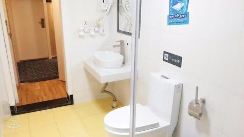 Ett badrum på 7Days Premium Zunyi Dingzikou Branch