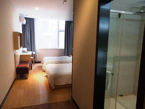 Cama ou camas em um quarto em 7Days Premium Yantai Railway Station Branch