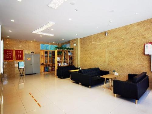 un vestíbulo con sofás y mesas en un edificio en 7Days Premium Ordos City Government Branch, en Ordos